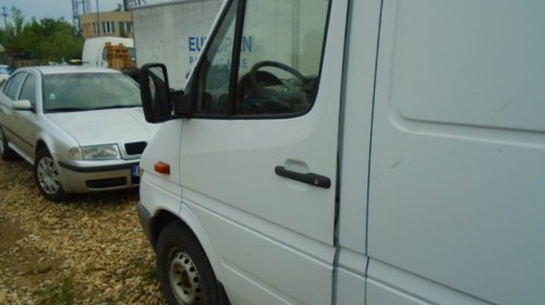 Dezmembrez Mercedes SPRINTER 2005 duba 2,2 diesel