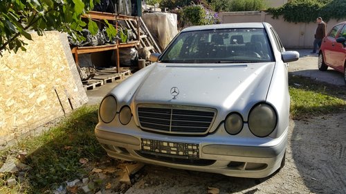 Dezmembrez Mercedes W210 E Class 220 CDI 611.