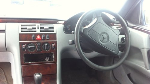 Dezmembrez Mercedes W210 E200 1996-2001