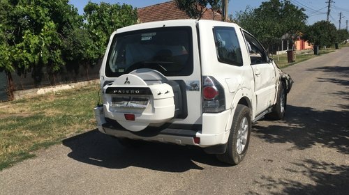 Dezmembrez mitsubishi pajero