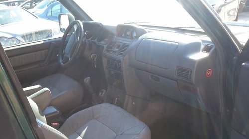 Dezmembrez mitsubishi pajero motor 3500 benzi