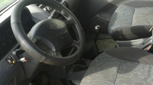 Dezmembrez Nissan Terrano 2 2.7 tdi din 2001