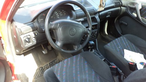 Dezmembrez Opel Astra 1,4 an 95