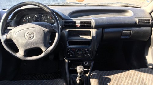 Dezmembrez Opel Astra F 1995 Berlina 1.4