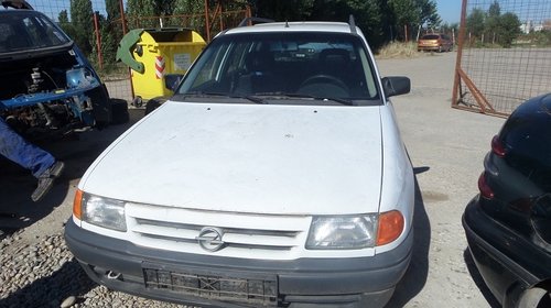 Dezmembrez Opel Astra F DIN 1995