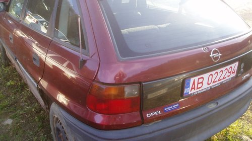 Dezmembrez Opel Astra F