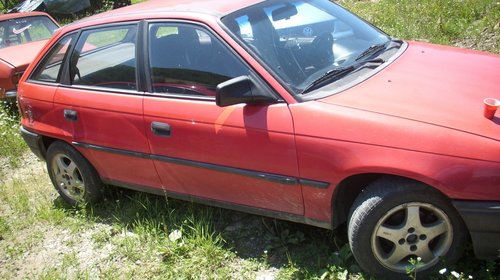 Dezmembrez Opel Astra F