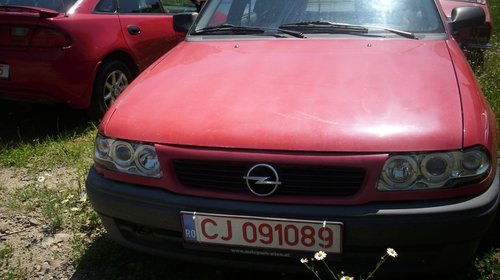 Dezmembrez Opel Astra F