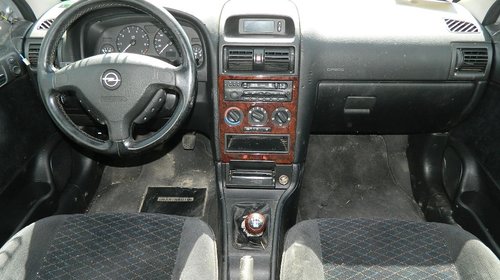 Dezmembrez Opel Astra G