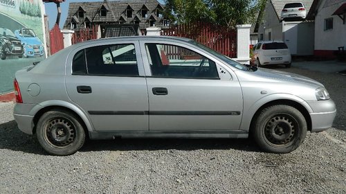 Dezmembrez Opel Astra G