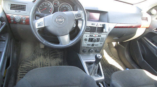 Dezmembrez Opel Astra H 2005 hatchback