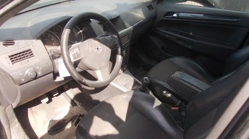 Dezmembrez Opel Astra H ,an 2005