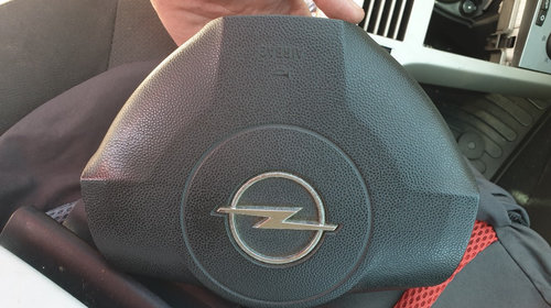 Dezmembrez Opel Astra H break 1.7 Cdti