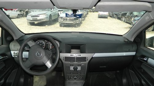 Dezmembrez Opel Astra H Caravan