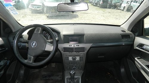 Dezmembrez Opel Astra H