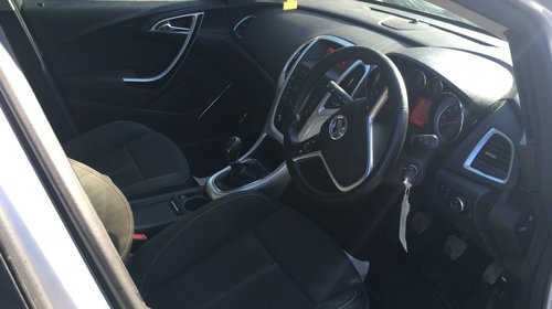 Dezmembrez Opel Astra J 2010 hatchback 2.0 cdti