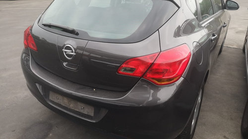 Dezmembrez Opel astra J 2012