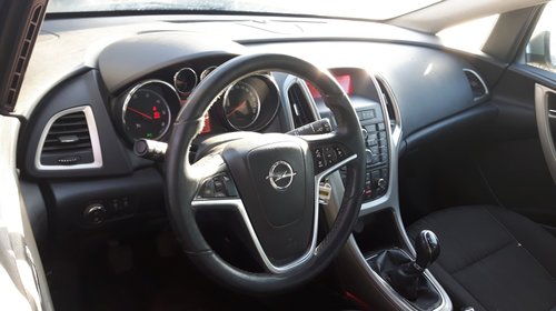 Dezmembrez Opel Astra J Caravan
