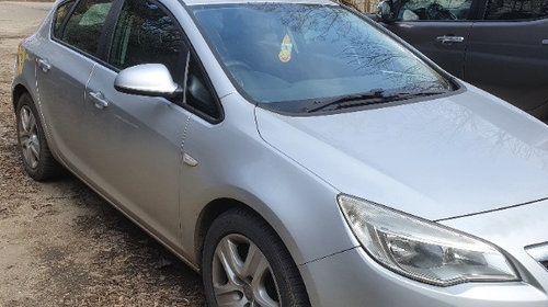 Dezmembrez Opel Astra J hatchback 1.7 diesel