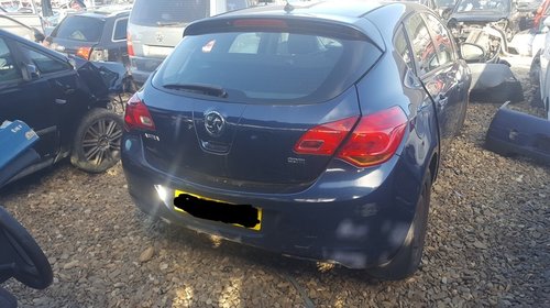 Dezmembrez Opel Astra J