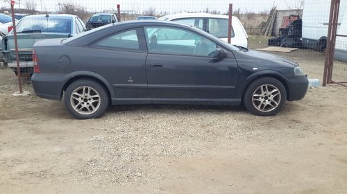 Dezmembrez opel bertone 2.2 benzina 2001