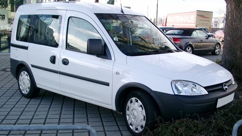 Dezmembrez Opel Combo din 2005, motor 1.3 CDTI