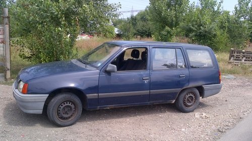 Dezmembrez Opel Kadett