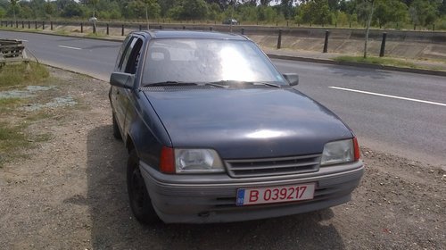 Dezmembrez Opel Kadett