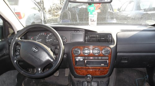 Dezmembrez Opel Omega