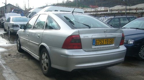 Dezmembrez Opel Vectra 2.2 dti an 2002