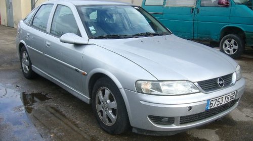 Dezmembrez Opel Vectra 2.2 dti an 2002