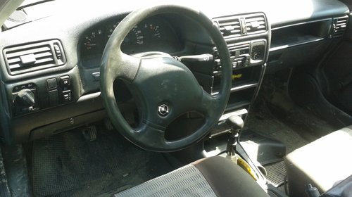 Dezmembrez Opel Vectra A 1.6i 1992