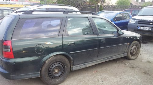 Dezmembrez Opel Vectra B hatchback si break b