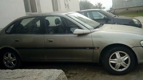 Dezmembrez Opel Vectra B