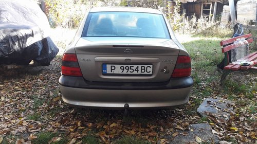 Dezmembrez Opel Vectra B