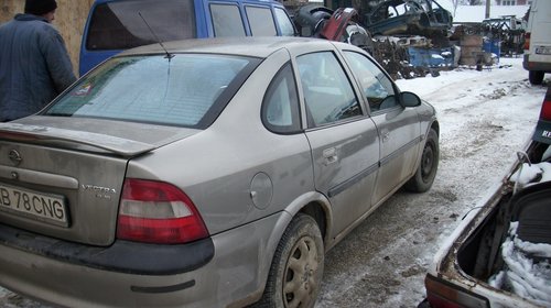 Dezmembrez Opel Vectra