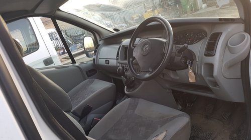 Dezmembrez Opel Vivaro 2.5 DCI