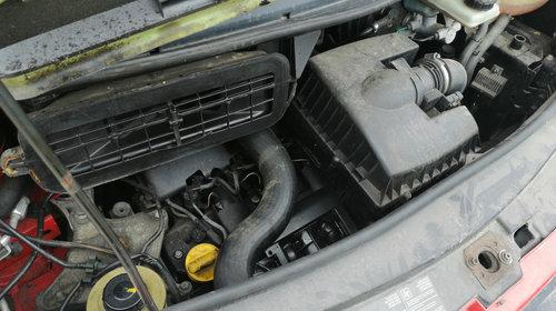 Dezmembrez Opel Vivaro 2005 motor 2.2 DCI cod G9T
