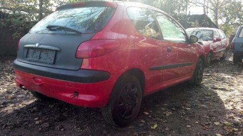 Dezmembrez Peugeot 206, an 2002, motor 1100