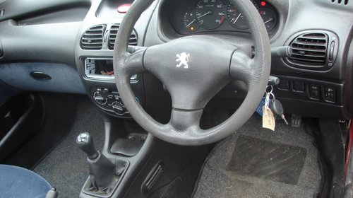 Dezmembrez Peugeot 206 din anul 2000