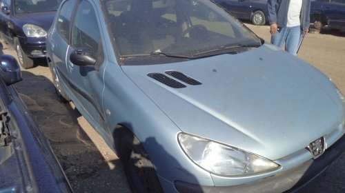 Dezmembrez Peugeot 206 fabricatie 2003, motor