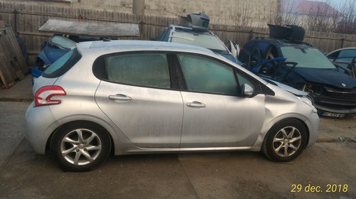 Dezmembrez Peugeot 208 1.2 benzina 2013