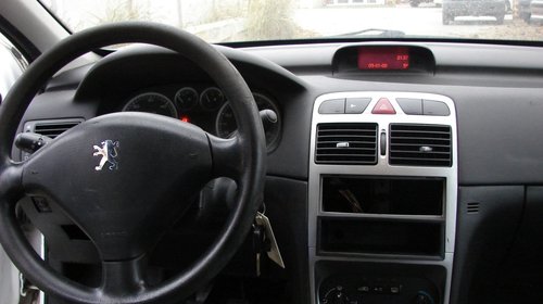 Dezmembrez Peugeot 307 din anul 2003