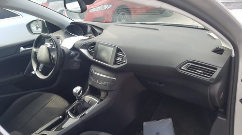 Dezmembrez Peugeot 308 1.6 hdi 116cp 2015