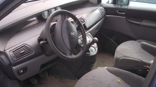 Dezmembrez Peugeot 807 ,an 2004