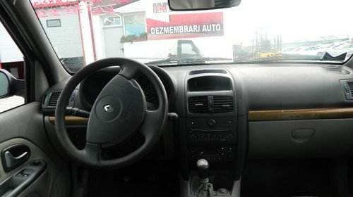 Dezmembrez Renault Clio - 2001