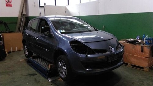 Dezmembrez renault clio 3 motor 1,6 16v