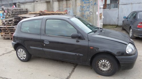 Dezmembrez Renault Clio din 2000