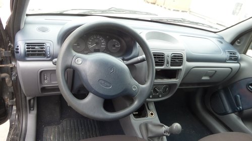 Dezmembrez Renault Clio din 2000