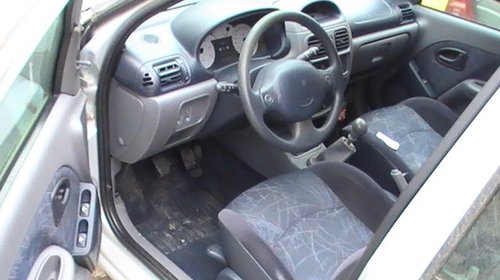 Dezmembrez renault clio II 1.4 16 v volan stanga